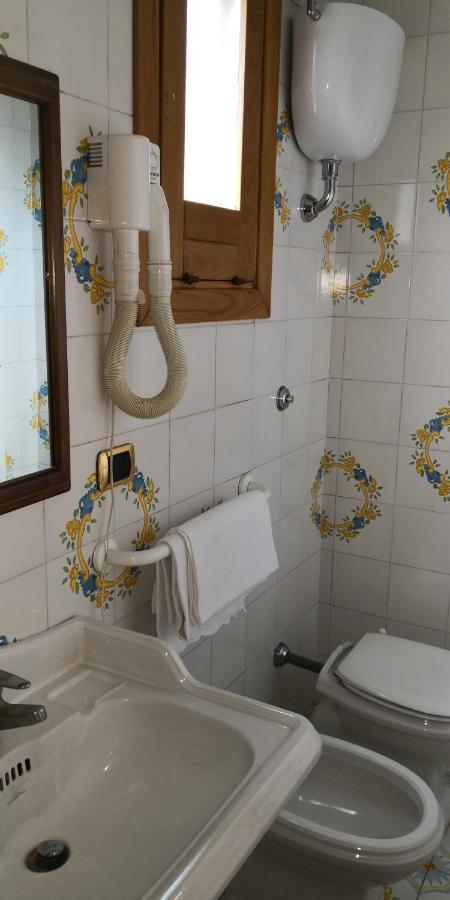 "Villa Pompei" Camere Familiari Bagian luar foto